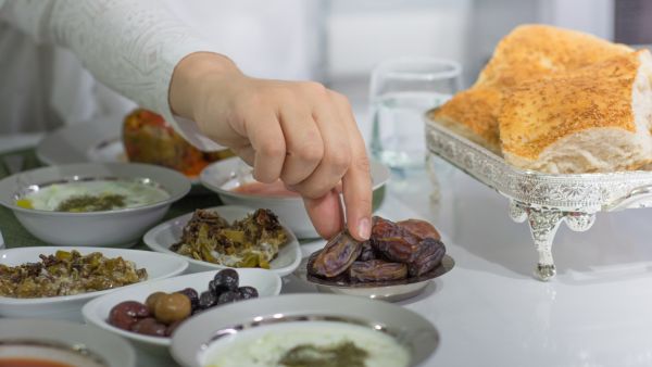 يساهم تناول المشروبات الدافئة مثل مشروبات الأعشاب الطبيعية