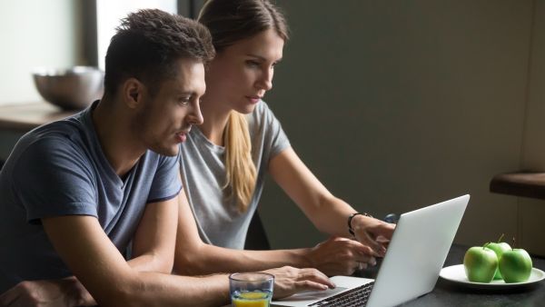 يفرض وجود الأطفال في المنزل تحديات أكبر على الزوجين