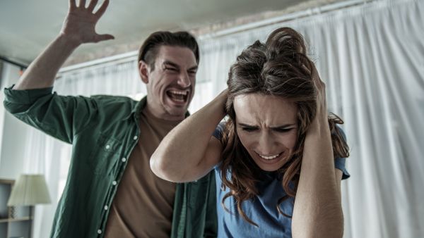 التشجيع على النقاش والحوار بين جميع أفراد الأسرة وتجنب الخوض في النقاشات الحادة