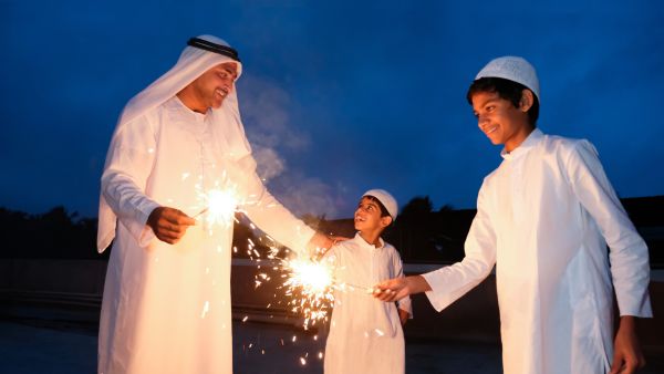 إيقاظهم مبكرًا وقت صلاة العيد وإلباسهم أفضل الملابس وأجملها وفتح التلفاز على وقت صلاة العيد والتكبير معهم وتعليم الأطفال كيفية أداء صلاة العيد
