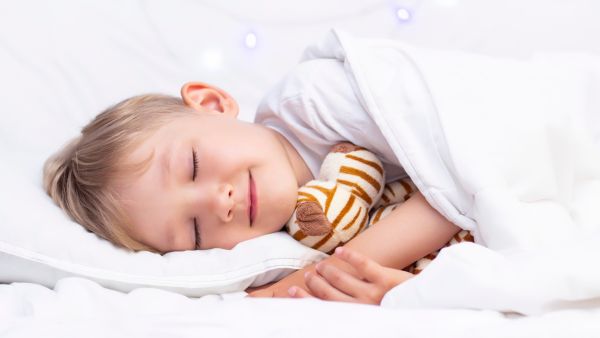 عندما يرى الطفل والديه في غرفة مستقلة عنه، فذلك يجعله يدرك أن العلاقة بين أبويه هي أهم علاقة داخل الأسرة