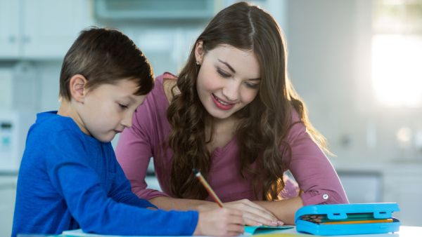 ضرورة تهيئة الأطفال نفسيا بأن الدراسة مستمرة ولو عن بعد عن طريق الالتزام قدر المستطاع 
