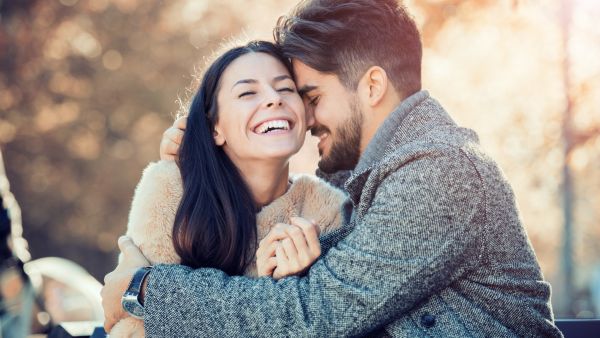 زوجك يحكي لكِ عن تفاصيل ماضيه، وعن أحلامه وطموحاته، عن مخاوفه، وتطلعاته للمستقبل