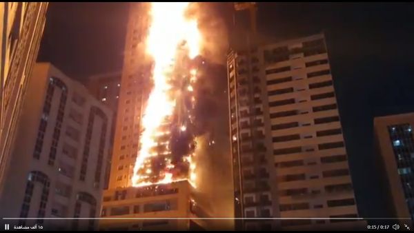 الشارقة: حريق في برج سكني