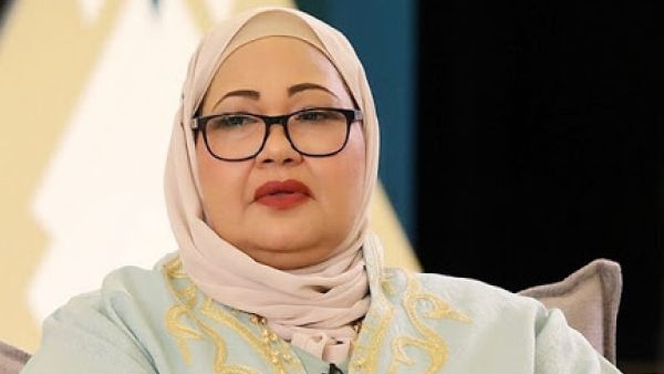 إنتصار الشراح حديث السوشال ميديا بسبب "الباروكة فوق الحجاب"..فيديو!