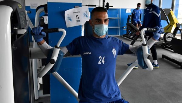  Players of Buducnost football club wearing protective facemasks train at their stadium in Podgorica (Photo: AFP)