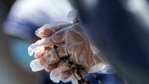 A Nun, wearing a protective glove, prays in St. Peter' Square at the Vatican on May 31, 2020, as Pope Francis leads the Regina Coeli prayer from his window for the first time after lockdown which was put into place to curb the spread of the COVID-19 infection, caused by the novel coronavirus. Tiziana FABI / AFP