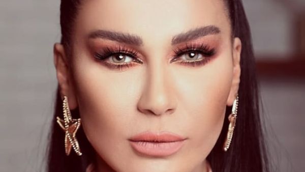 نادين الراسي تستقبل الصيف بالبكيني وفي أحضان خطيبها!