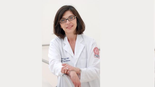 ثريا عريسي أستاذة الطب الإكلينيكي والعميدة الأولى المشاركة للتعليم الطبي والتعليم الطبي المستمر في وايل كورنيل للطب – قطر طلاب وايل كورنيل للطب قطر يتابعون الدروس والامتحانات بالرغم من الجائحة