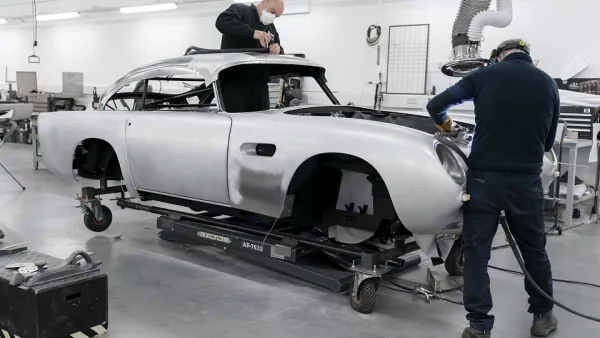 All the new cars are meticulously detailed authentic reproductions of the DB5 seen on screen, with some sympathetic modifications and enhancements to ensure the highest levels of build quality and reliability.