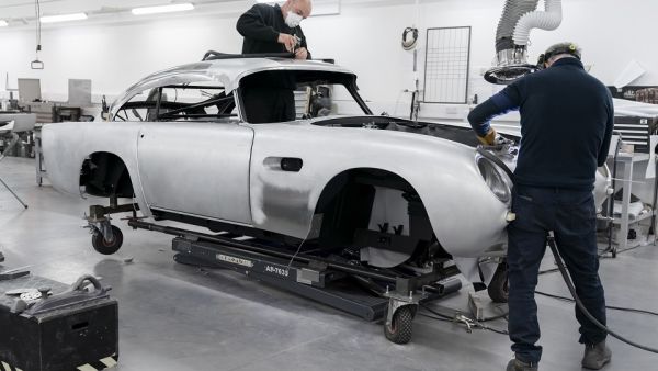 All the new cars are meticulously detailed authentic reproductions of the DB5 seen on screen, with some sympathetic modifications and enhancements to ensure the highest levels of build quality and reliability. All the new cars are meticulously detailed authentic reproductions of the DB5 seen on screen, with some sympathetic modifications and enhancements to ensure the highest levels of build quality and reliability.