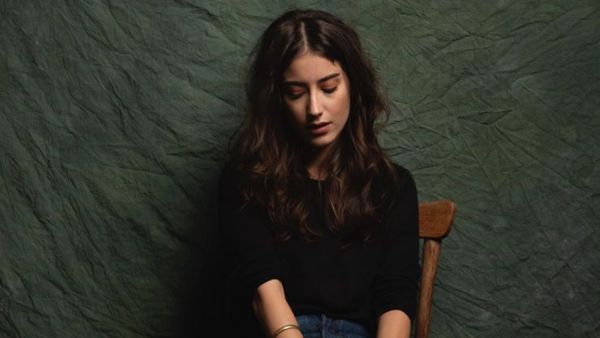 Hazal Kaya Wears Hijab! No Wait, That Is Only Her Egyptian Lookalike.. Check Her Out