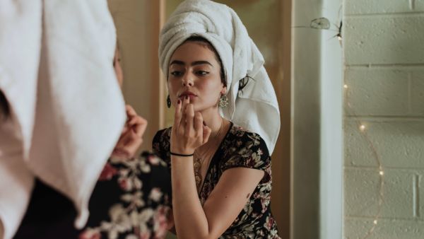 جميلة البوابة: نصائح للحفاظ على البشرة الدهنية في الصيف