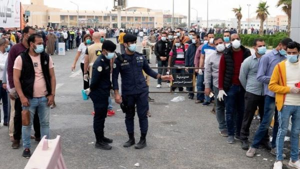 سلسلة تهجمات من أشخاص كويتيين على العمالة المصرية في الكويت.