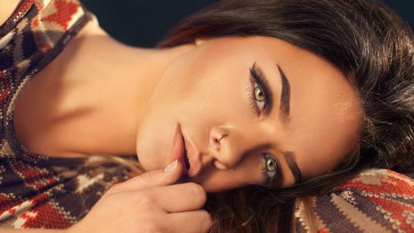 اصنعيه بنفسك: خلطة تكثيف الحواجب