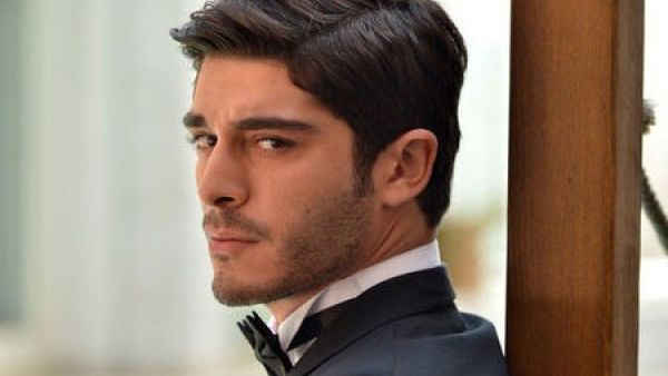 بطل مسلسل حكايتنا "بوراك دينيز" يصدم شاب بسيارته!