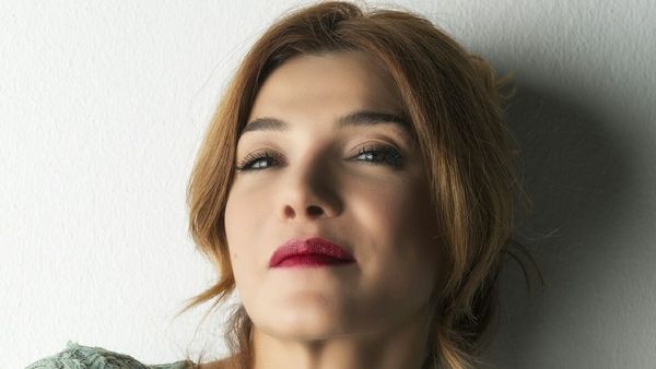 ندى أبو فرحات "هل أهانت زوجها بتصويره عند أقدامها"..فيديو!