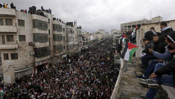 جماهير فلسطينية في مدينة رام الله بالضفة الغربية
