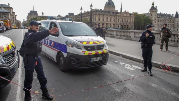 اشتعل فتيل التوتر في الضواحي بعد وفاة فتى يبلغ من العمر 18 عاما في حادث دراجة نارية