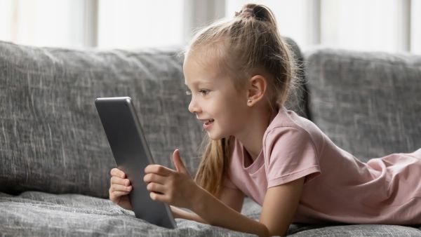 تربية طفل في عالم أكثر رقمنة تُعدّ تحدياً كبيراً