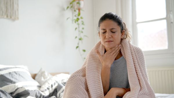 حافظ على منزلك خاليًا من دخان السجائر ومنتجات التنظيف التي يمكن أن تهيج الحلق