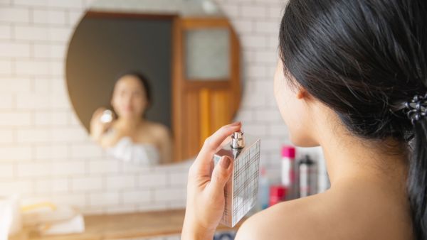 يمكنكِ أن تتعطري باستعمال الزيوت الأساسية. يكفي في هذه الحالة أن تختاري زيتاً أساسياً يتمتع برائحة ذكية