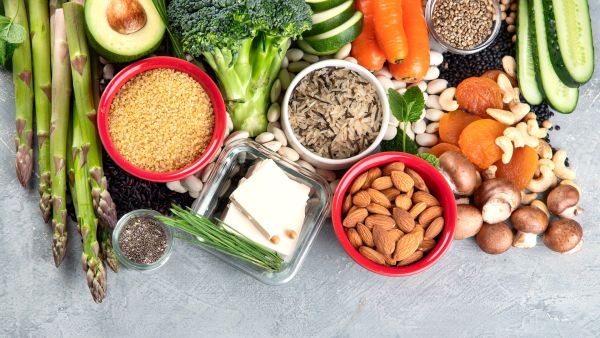 يمكن صناعة هذا الطعام من بذور السمسم والحمص المخلوطين بالأنواع المختلفة من الخضا