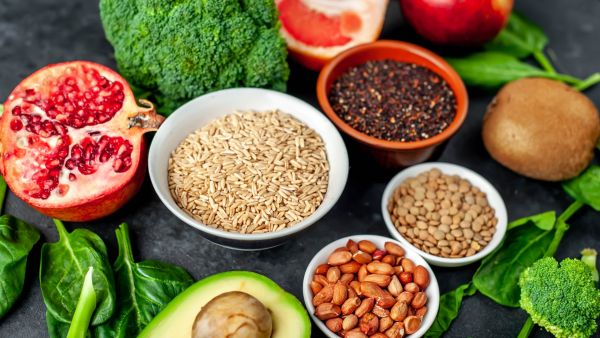 تساعد الحمضيات مثل البرتقال والجريت فروت والأناناس والطماطم في تحفيز المثانة على إدرار البول أكثر من المعتاد