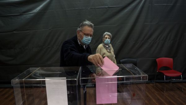 A man castshis ballot at a polling station in Belgrade on June 21, 2020 during an election for a new parliament in Europe's first national election since the coronavirus pandemic, though few expect major surprises with the ruling party poised to dominate a scattered opposition, some of whom are boycotting the ballot. OLIVER BUNIC / AFP