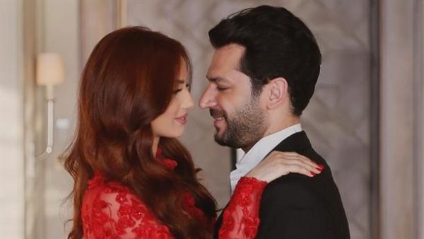 مراد يلدريم ينتظر مولوده الأول..وهذا سبب إخفاء زوجته لموضوع الحمل!