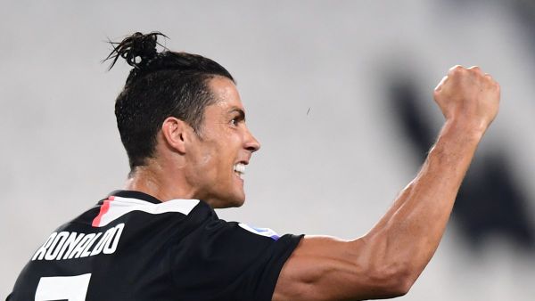 رونالدو يحتفل بهدفه