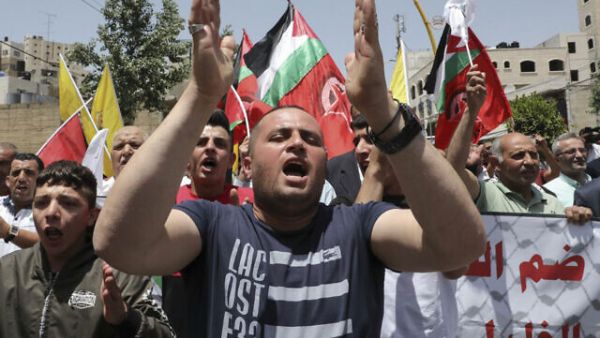 Palestinian supporters of the Fatah movement demonstrate in the West Bank city of Hebron, June 5, 2020. (Hazem Bader/AFP)