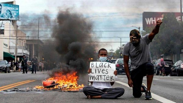 احتجاجات تعم مختلف الولايات الأمريكية