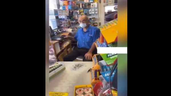فيديو لرجل مصري يعمل بأحد المتاجر في الولايات المتحدة الأمريكية