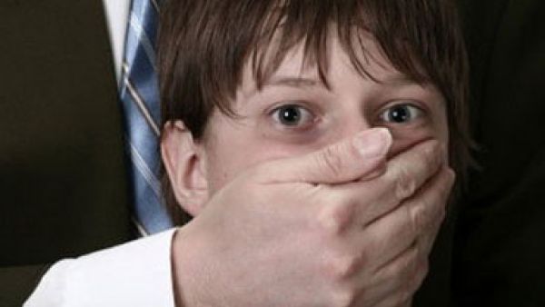 شاب لبناني يكشف عن تعرضه للتحرش في الصغر 13 مرة!