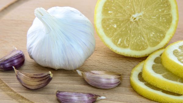 هذه الأطعمة تخلصك من السموم المتراكمة داخل الجسم