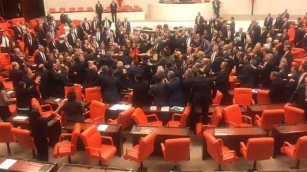 "حراس الليل" يثير عراكا بالايدي داخل البرلمان التركي