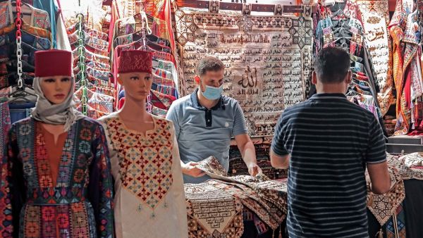 توضح الأرقام ثقة الزوار والمتسوقين بكافة الإجراءات الاحترازية التي تهدف إلى حماية الصحة والسلامة العامة في مراكز التسوق توضح الأرقام ثقة الزوار والمتسوقين بكافة الإجراءات الاحترازية التي تهدف إلى حماية الصحة والسلامة العامة في مراكز التسوق