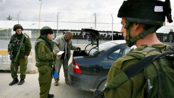 حاجز عسكري لقوات الاحتلال في الضفة الغربية