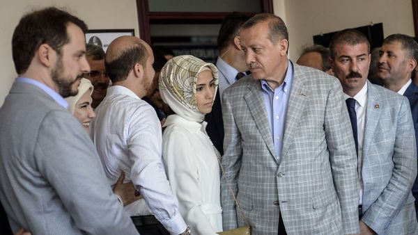 توعد الرئيس التركي، اليوم الأربعاء بتشديد سيطرة الحكومة على وسائل التواصل الاجتماعي 