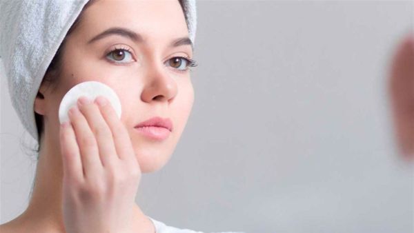 يمكنك استخدام أقنعة الطين التي تكافح الزيوت والدهون الزائدة، وتحافظ على بشرة نضرة.