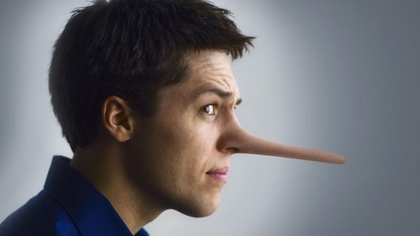 ي بعض الأحيان يلجأ المرء لتغطية فمه وحك أنفه أثناء سرده حديثاً كاذباً