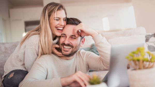 تحدثي مع زوجك عما يحدث في يومك وشاركيه أحداث حياتك