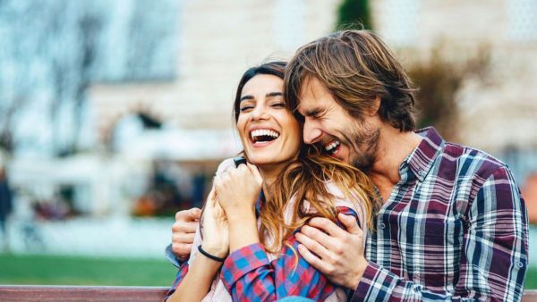 تحدثي مع زوجك عما يحدث في يومك وشاركيه أحداث حياتك