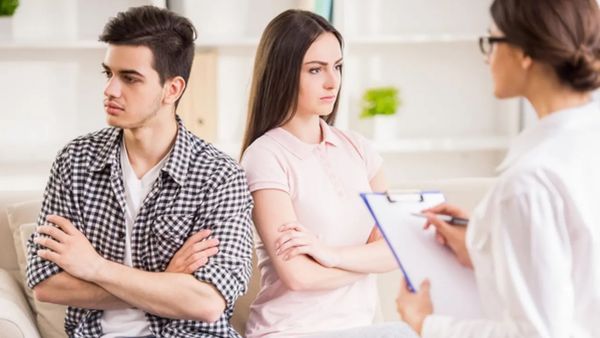 أفضل طريقة لعلاج انخفاض التواصل هي تحديد موعد لقضاء وقت في الحديث مع زوجك يومياً