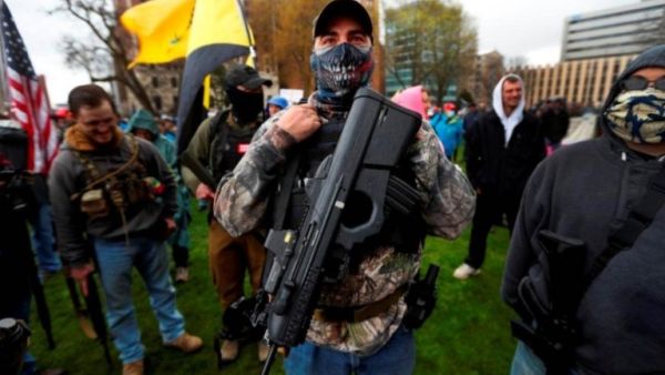  قام المدنيون المسلحون المحافظون بتنظيم مسيرات وتحدي 