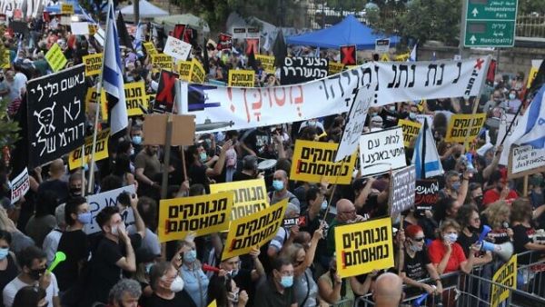 Israelis protest against Prime Minister Benjamin Netanyahu outside his official residence in Jerusalem, on July 14, 2020. (Menahem Kahana/AFP)