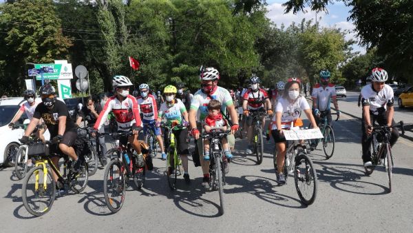 Ankara Bicycle and Nature Sports Association members (ABIDOSD) wearing protective masks ride in Ankara streets on July 26, 2020, to draw attention to the death of Umut Gunduz who died in a traffic accident while riding a bicycle. Adem ALTAN / AFP
