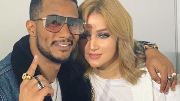 محمد رمضان بوضع مشبوه في أحضان زوجته..فيديو صادم!