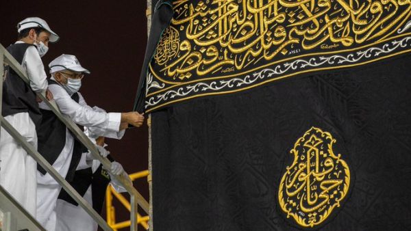 الكعبة المشرفة تكتسي ثوبها الجديد في يوم عرفة